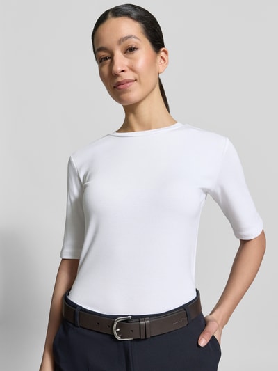 Frauenmodel trägt Slim Fit T-Shirt im Halbarm-Design von Christian Berg Woman, unifarben Weiß, Rundhalsausschnitt, Baumwoll-Mix, Nahaufnahme Oberkörper. Rückenlänge bei Größe S: 54 cm.