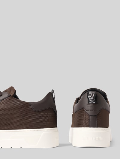 Produktfoto, Sneaker aus Leder-Mix mit Logo-Detail von Antony Morato in Braun, abgerundete Passform, Schnürverschluss, Absatzhöhe 4 cm, Schafthöhe 8 cm, Schaftweite 8 cm, strukturierte Oberfläche, weiße Sohle