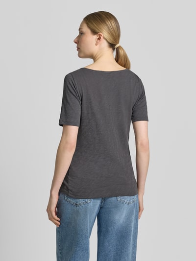 Frauenmodel trägt Regular Fit T-Shirt aus reiner Baumwolle von Marc O'Polo in Optik: Unifarben, U-Boot-Ausschnitt, Ärmelform: Kurzarm, Ganzkörperansicht Rückansicht.