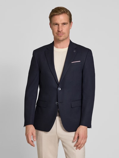 Männermodel trägt Slim Fit 2-Knopf-Sakko mit Pattentaschen von HECHTER PARIS, dunkel, Material-Mix mit Schurwoll-Anteil, Ganzkörperansicht von vorne. Rückenlänge 75 cm, Schulterbreite 48 cm, Ärmellänge 66 cm, Reverskragen.