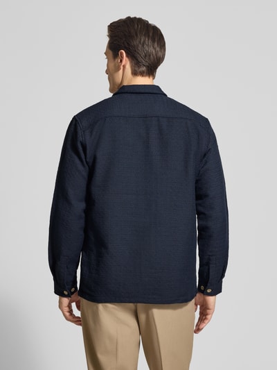Männermodel trägt Regular fit Hemdjacke mit borstzak Model 'Matt' van Casual Friday, katoenmix, met lange mouwen, kentkraag, knoopsluiting, ruglengte maat M 72 cm, donkerblauw, structuur, Ganzkörperansicht Rückansicht.