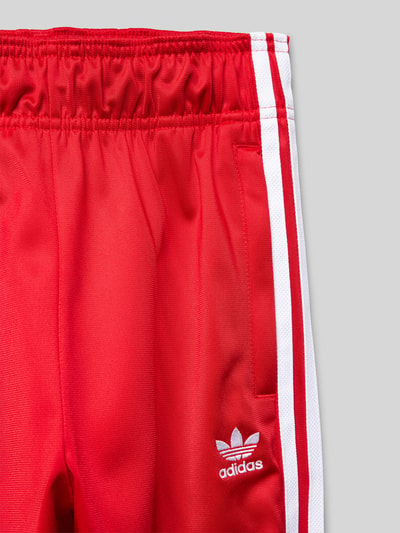 adidas Originals Spodnie treningowe z wyhaftowanym logo model ‘BETSCA’ Czerwony 2