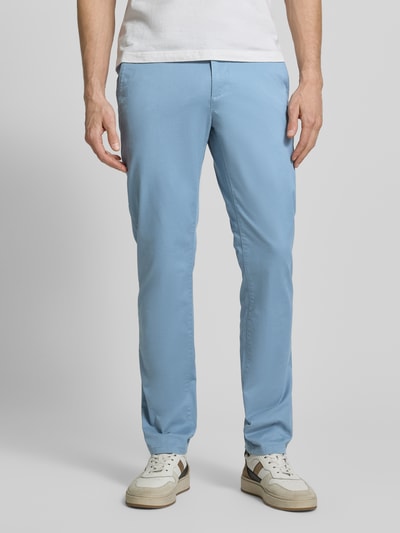 Männermodel trägt Straight Fit Chino mit Eingrifftaschen von MCNEAL in Hellblau, elastischer Baumwoll-Mix, Nahaufnahme Unterkörper, Vorderansicht. Bundweite 46 cm, Innenbeinlänge 81 cm, Knopf- und Reißverschluss.