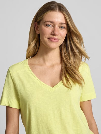 Frauenmodel trägt Relaxed Fit T-Shirt aus reiner Baumwolle von s.Oliver RED LABEL in gelber Melange-Optik, Jersey, kurzarm, Nahaufnahme Oberkörper