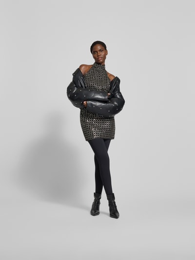 Frauenmodel trägt Knielanges Kleid mit Stehkragen von ROTATE mit Paillettenbesatz, taillierter Schnitt, Nahtreißverschluss, Ganzkörperansicht von vorne. Gesamtlänge 95 cm, Brustweite 37 cm, Taillenweite 39 cm, Farbe dunkel, glitzernde Textur.