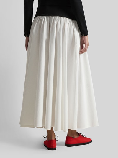 Kobiece model prezentuje Spódnica midi rozkloszowana z bawełny 'Ausgestellter Midi-Rock aus reiner Baumwolle' od Polo Ralph Lauren, dwukolorowy, aplikacja wyhaftowane logo, bez zapięcia, długość midi, tkanina bawełniana, widok całej sylwetki z tyłu.