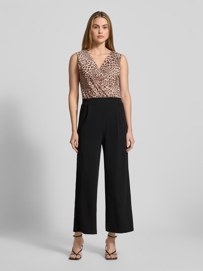 Frauenmodel trägt Jumpsuit mit V-Ausschnitt Modell 'Mi44rinanaa' von ZABAIONE im Material-Mix mit Stretch-Anteil, Cropped, Eingrifftaschen, Ganzkörperansicht von vorne. Rückenlänge 23 cm, Brustweite 40 cm, Gesamtlänge 126 cm, Innenbeinlänge 65 cm, kontrastierende Farben, glatte Textur.