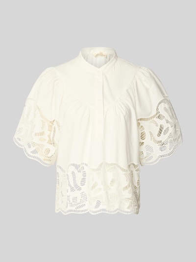 Produktfoto, Regular Fit Bluse mit Spitze Modell 'LINDA' von SUNCOO PARIS aus reiner Baumwolle in Weiß, feine Struktur, Stehkragen, Knopfleiste.
