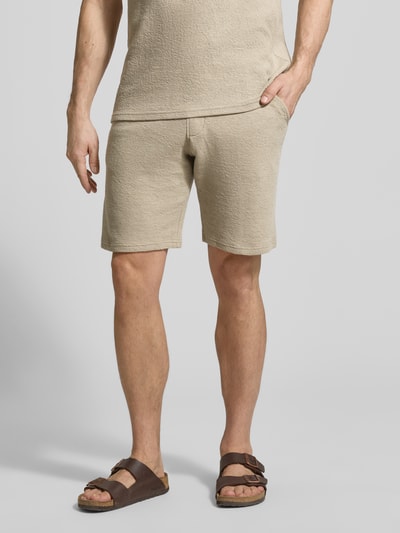 Männermodel trägt Sweatshorts mit elastischem Bund von MCNEAL, Beige, Strukturmuster, Elastischer-Material-Mix, Gerade Passform, Ganzkörperansicht von vorne.