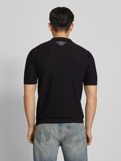 Männermodel trägt Slim Fit Poloshirt in Strick-Optik von Replay, reine Baumwolle, kurzärmelig, gerippte Abschlüsse, Ganzkörperansicht Rückansicht