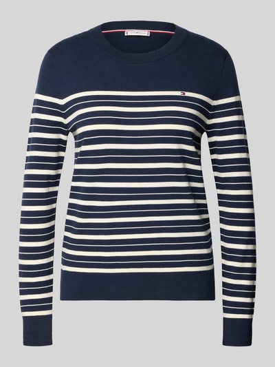 Productfoto, Regular Fit Strickpullover aus Baumwoll-Mix van Tommy Hilfiger, donkerblauw met witte strepen, ribstructuur, logo-stiksel.