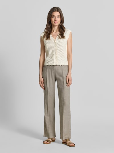 Modelka nosi Leinenhose mit Eingrifftaschen von Christian Berg Woman z lnu, krój regular fit, wpuszczane kieszenie, beżowy, zapięcie na guzik i zamek błyskawiczny, szerokość w rozmiarze 36: 41 cm, długość wewnętrzna nogawki 77 cm, widok całej sylwetki z przodu.