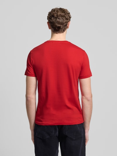 Männermodel trägt T-Shirt mit Label-Print und Rundhalsausschnitt von Polo Ralph Lauren in Rot, Reine Baumwolle, Regular-Fit, Rückenlänge 66 cm, Ganzkörperansicht Rückansicht.