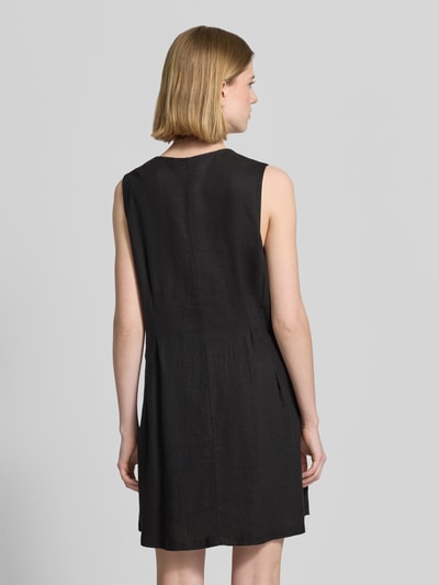 Frauenmodel trägt Minikleid aus Leinen-Viskose-Mix Modell 'LINNO' von ICHI, schwarzer Stoff, gerader Schnitt, Ganzkörperansicht Rückansicht.