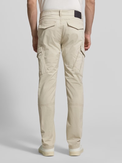 Männermodel trägt Regular Fit Cargohose aus Baumwoll-Mix von s.Oliver RED LABEL, efekt: jednolity kolor, naszywka z logo, nity, szlufki na pasek, wpuszczane kieszenie, kieszeń z tyłu, kieszeń cargo, mieszanka bawełny, krój regular fit, spodnie z prostymi nogawkami, średni stan, Ganzkörperansicht Rückansicht.
