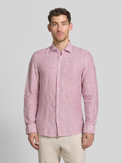 Męski model nosi Slim Fit Business-Hemd mit Kentkragen von SEIDENSTICKER, czysty len, krój slim fit, kołnierzyk typu kent, wzór na całej powierzchni, długość tyłu w rozmiarze 40: 76 cm, szerokość ramion w rozmiarze 40: 40 cm, długość rękawów w rozmiarze 40: 76 cm, widok całej sylwetki z przodu.