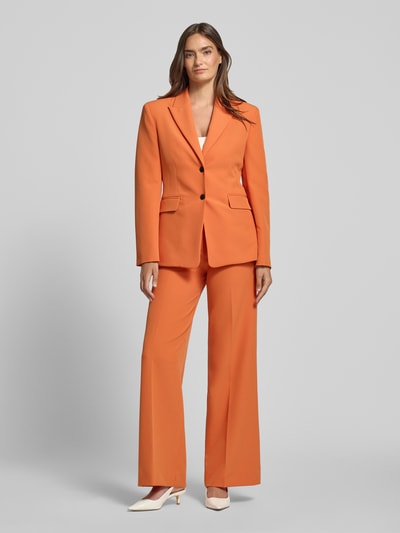 Kobiece model prezentuje Regular Fit Longblazer mit 1-Knopf-Verschluss Modell 'ASMALLA-1' von HUGO w kolorze pomarańczowym, widok z przodu, cały korpus.