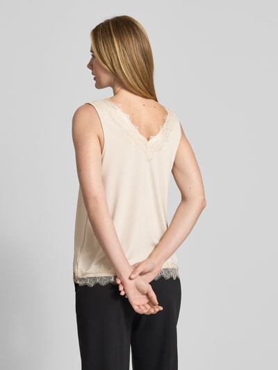 Frauenmodel trägt Trägertop aus Satin mit Spitzenbesatz Modell 'Bicco' von FREE/QUENT in Creme, Regular Fit, V-Ausschnitt, Rückansicht.