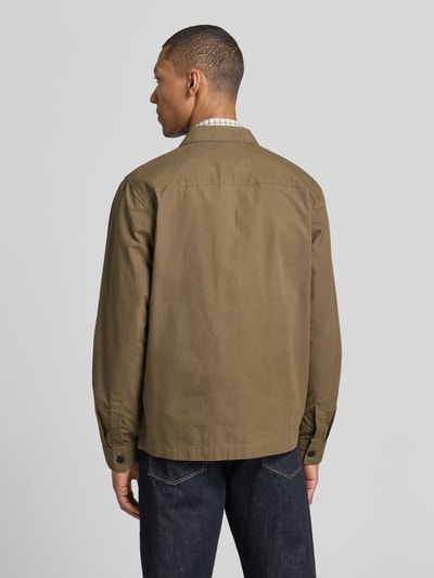Mannelijk model draagt Regular Fit Hemdjacke aus reiner Baumwolle model 'CRAIL WAX' van Barbour, look: effen, twill, kleur olijfgroen, met platte kraag, tweewegritssluiting, labeldetail, borstzak, binnenzak, steekzakken, mouwboord met manchet, ganzekörperaanzicht achteraan.