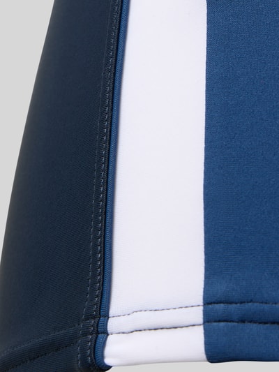 Produktfoto, Slim Fit Badehose mit elastischem Bund von Schiesser, mix elastycznych materiałów, krój slim fit, niebieski i biały kolor, detal tekstury, pasek ozdobny
