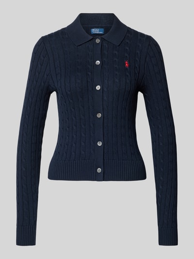 Productfoto, Slim Fit Strickjacke aus reiner Baumwolle van Polo Ralph Lauren in marineblauw met kabelpatroon, geribbelde boorden, logo-stiksel, lange mouwen, overhemdkraag, eenrijige knoopsluiting, effen katoenbreisel.