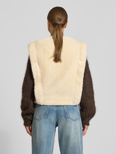 Frauenmodel trägt Regular Fit Weste in Teddyfell-Optik Modell 'C_COSILA' von BOSS Orange, cremefarben, kombinierbar zu Jeans, Ganzkörperansicht Rückansicht.