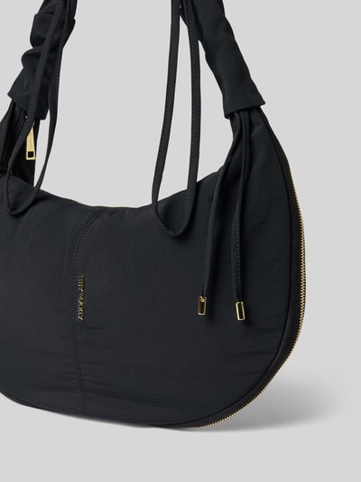 Produktfoto, schwarze Shoulder Bag mit Logo-Detail Modell 'Easy Buddy' von Hey Marly, goldener Reißverschluss, strukturierte Oberfläche, 42x32x3 cm, 72 cm Schulterriemen, Damen Tasche