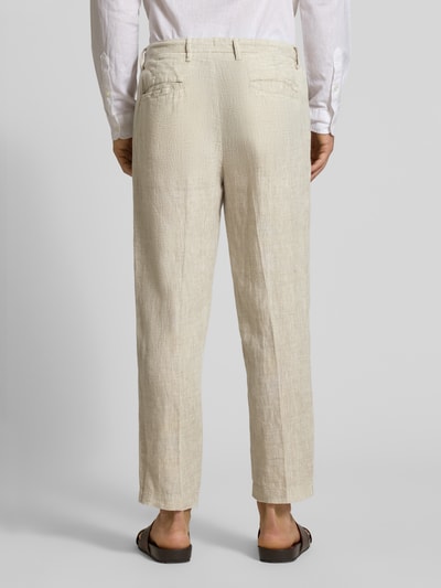 Männermodel trägt Hose mit Gesäßtaschen Modell 'PANTALACCIO LINO' von MARKUP aus Reine Baumwolle, Regular-Fit, Ganzkörperansicht Rückansicht.