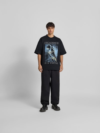 VETEMENTS Regular Fit T-Shirt mit Motiv-Print Anthrazit 1