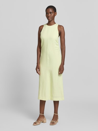 Frauenmodel trägt A-Linien Midikleid aus Leinen-Viskose-Mix Modell 'DELINNA' von BOSS Orange, Optik: Unifarben, Midilänge, Rundhals, ohne Ärmel, mit Raffungen, glatte Textur, sanftes Hellgelb, Ganzkörperansicht von vorne.