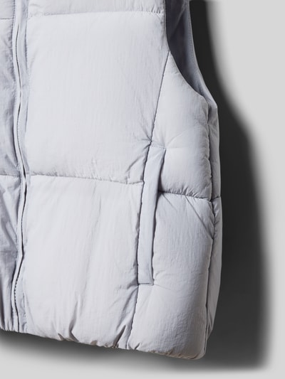 Produktfoto, Regular Fit Weste in Stepp-Optik Modell 'MAE' von Mango, kinder, Farbe hellgrau, sichtbare Stepp-Nähte und Eingrifftaschen, Reißverschluss, Rückenlänge bei Größe 140: 45 cm.