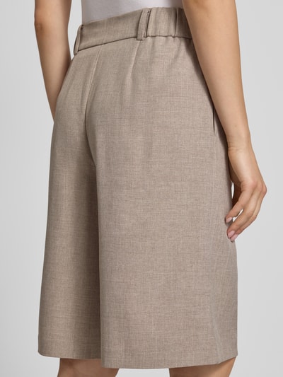 Frauenmodel trägt Regular Fit Bermudas mit Bundfalte Modell 'LINDA' von Only in Melange-Optik, Webware, seitliche Eingrifftaschen, Ganzkörperansicht Rückansicht.