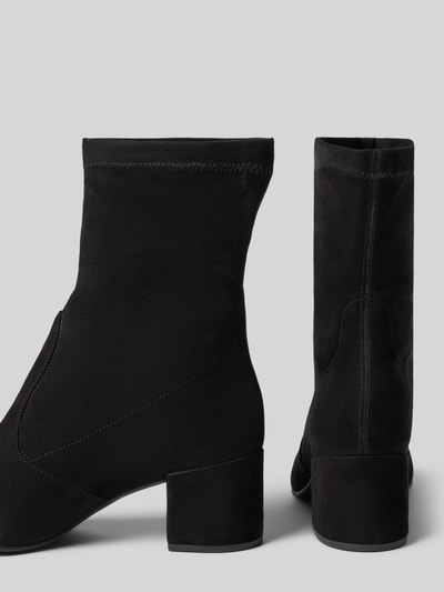 Produktfoto, Stiefeletten mit Blockabsatz von Högl in schwarzer Suede-Optik, abgerundete Passform, glatte Sohle, Absatz 6 cm, Schafthöhe 19 cm, Schaftweite 12 cm.