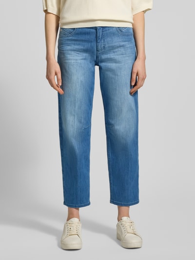 Frauenmodel trägt Jeans mit Eingrifftaschen Modell 'Evy' von Angels in hellem Blau, Regular Fit aus Baumwoll-Mix, Nahaufnahme Vorderansicht.