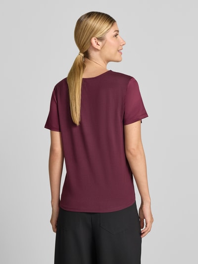 Vrouwenmodel draagt Regular Fit Bluse aus Satin van Christian Berg Woman Selection, satijn, ronde hals, korte mouwen, bordeauxrood, achteraanzicht van het volledige lichaam.