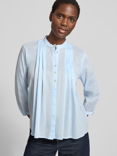 Frauenmodel trägt Regular Fit Bluse mit Drapierungen und 3/4-Arm von Christian Berg Woman in Hellblau mit Stehkragen, Knopfleiste, Nahaufnahme Oberkörper. Rückenlänge 58 cm, Ärmellänge 46 cm bei Größe 36, feine Textur.