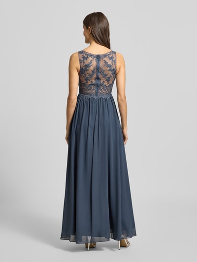 Frauenmodel trägt Regular Fit Abendkleid mit floralem Spitzenbesatz von Laona, semitransparent, Ziersteinbesatz, Ganzkörperansicht Rückansicht.