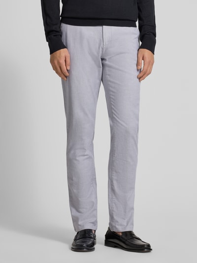 Männermodel trägt Stoffhose mit französischen Eingrifftaschen von MCNEAL, Baumwoll-Elasthan-Mix, gerader Schnitt, Nahaufnahme Oberkörper.