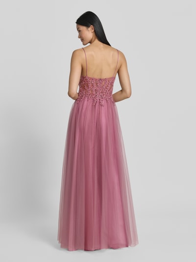Frauenmodel trägt Maxikleid mit Perlen und Pailletten von Hey Kyla aus rosafarbenem Tüll, A-Linie, Spaghettiträger, Rückenreißverschluss, Ganzkörperansicht Rückansicht.