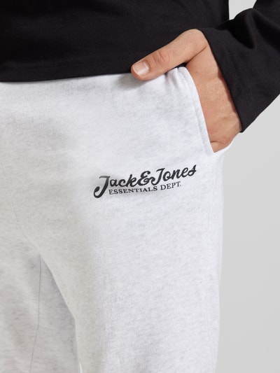 Jack & Jones Slim Fit Sweatpants mit Label-Print Modell 'GORDON' Hellgrau Melange 3