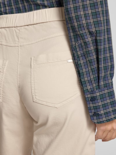 Frauenmodel trägt Straight Fit Shorts mit Gesäßtaschen Modell 'Sue' von TONI aus Elastischer-Baumwoll-Mix in Beige, Detailaufnahme Rückansicht.