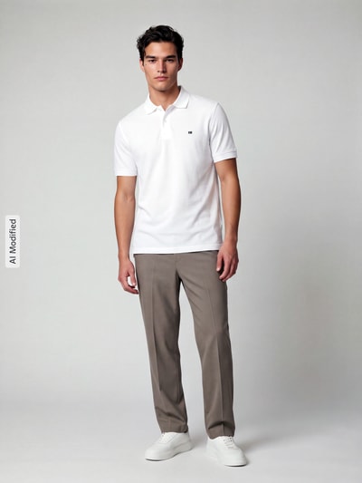 Männermodel trägt Poloshirt mit Logo-Stitching von Christian Berg Men in Weiß, kombiniert mit beigen Hosen und weißen Schuhen, reine Baumwolle, gerader Schnitt, Seitenschlitze, Polokragen mit kurzer Knopfleiste, Rückenlänge bei Größe M 65 cm, Ganzkörperansicht von vorne, KI-modifiziertes Bild.