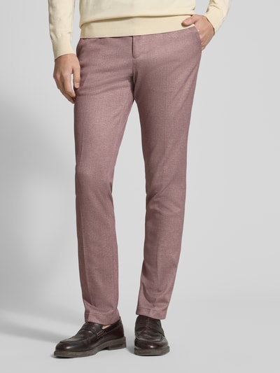 Mężczyznamodel nosi Slim Fit 2-Knopf-Sakko mit Pattentaschen von Zuitable, mieszanka materiałów z dodatkiem lyocellu, krój slim fit, kołnierz z połami, zapięcie na 2 guziki, kieszenie z patką, szerokość w rozmiarze 50: 43 cm, długość wewnętrzna nogawki w rozmiarze 50: 81 cm, matowe różowe odcienie, delikatna tekstura, całkowity widok z przodu.