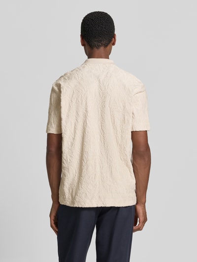 Männermodel trägt Regular Fit Freizeithemd aus reiner Baumwolle von Marc O'Polo in Optik: Unifarben, Jacquard, Allover-Muster, Ganzkörperansicht Rückansicht.