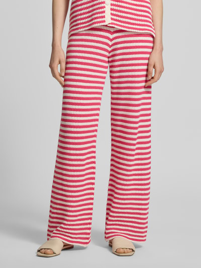 Frauenmodel trägt Wide Fit Stoffhose in Strick-Optik Modell 'Lorianna' von ICHI aus Baumwoll-Mix mit elastischem Bund, rot-weiß gestreift, Innenbeinlänge bei Größe S 87 cm, Nahaufnahme Oberkörper.