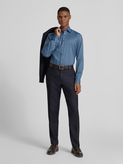 Männermodel draagt Slim Fit Businesshemd aus Baumwoll-Mix mit Kentkragen van OLYMP, blauw dessin, lange mouwen, sportmanchetten, volledige knoopsluiting, vooraanzicht hele lichaam.
