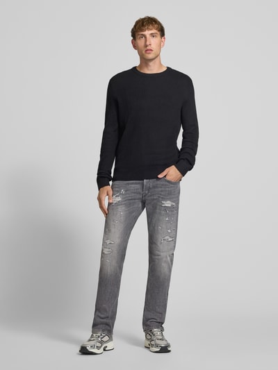 Männermodel trägt Straight Fit Jeans im Used-Look Modell 'Grover' von Replay, 5-Pocket-Design in Grau, Ganzkörperansicht von vorne. Baumwoll-Mix, Stretch-Anteil.