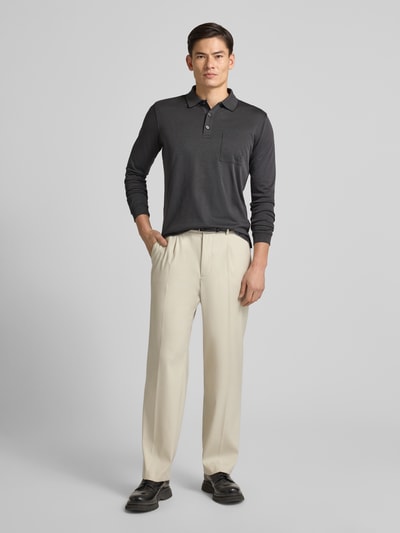 Männermodel trägt Poloshirt mit Brusttasche von Lerros, Herren, Baumwoll-Mix, Regular-Fit, Polokragen, Label-Detail, Ganzkörperansicht von vorne.