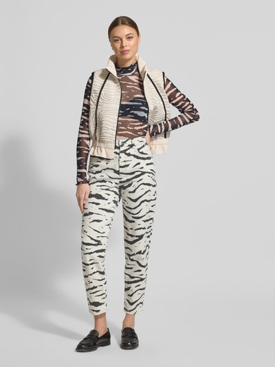 Vrouwenmodel draagt Shirt met lange mouwen uit mesh met opstaande kraag van Marc Cain, slim fit, all-over look, ruglengte maat 36: 54 cm, Ganzkörperansicht von vorne.