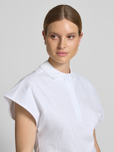 Frauenmodel trägt Regular Fit T-Shirt aus Baumwoll-Leinen-Mix Modell 'PESI' von MAX&Co., Damen Poloshirt, weiß, Nahaufnahme Oberkörper.